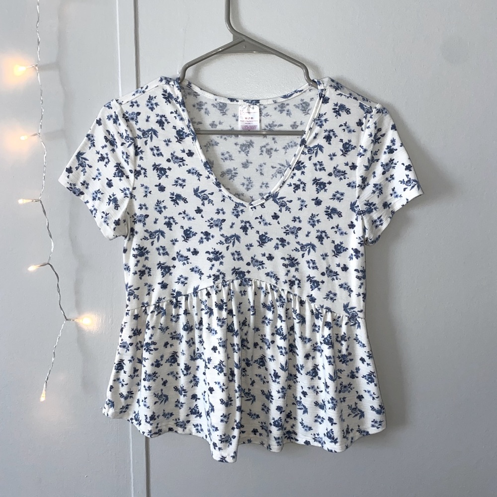 No boundaries blouse only worn once! White with blue flowers.